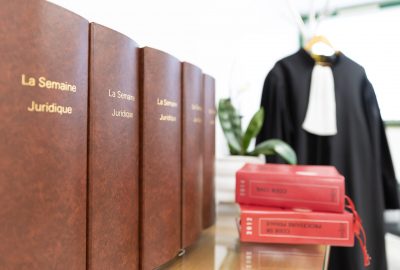 Cabinet d'avocats - la semaine juridique, code civil et toge